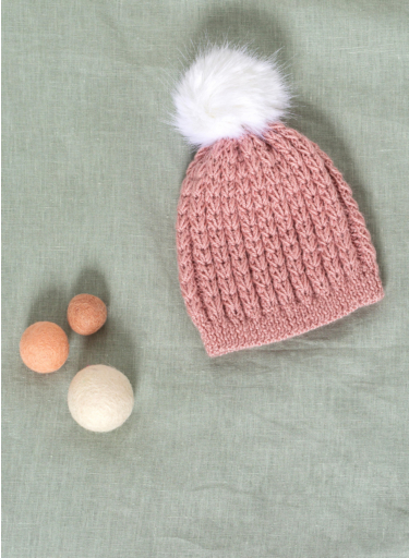 Bonnet à pompon tricoté à la main en gris et rose -  France